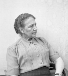 856556 Portret van mej. A.J. van de Roemer, lerares Engels aan de Rijks Hogere Burgerschool (Rijks HBS, Kruisstraat 1) ...